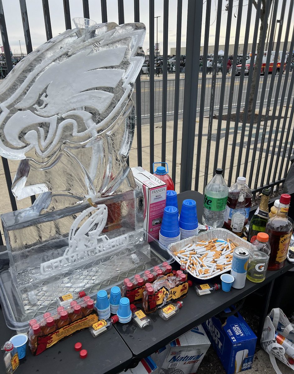 CrossingBroad's tweet photo. Must haves at every Eagles tailgate:

- 5 foot ice sculpture
- Tons of liquor
- A tray of cigs https://t.co/YyJriUIBG8
