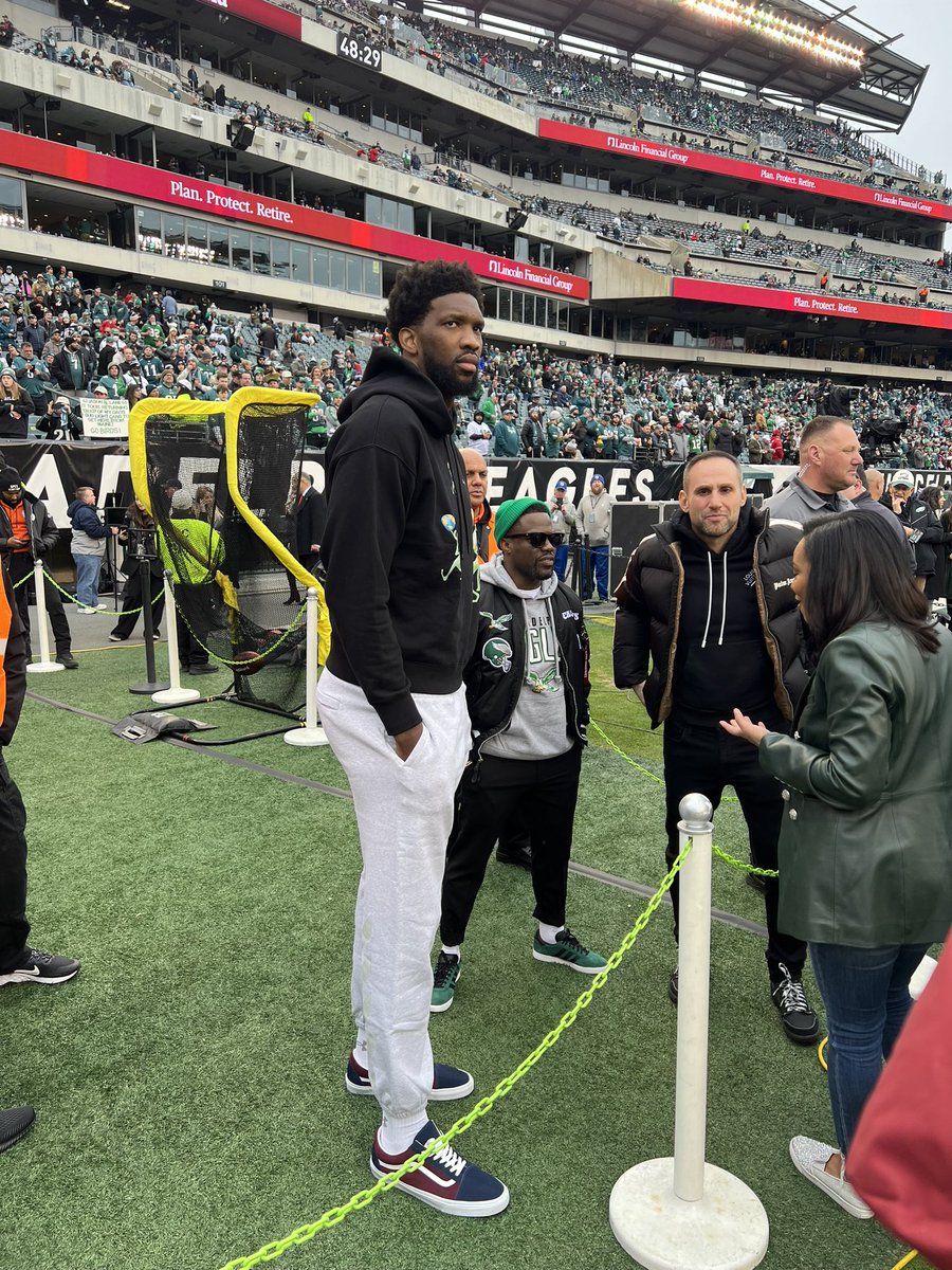 BrelandFOX29's tweet photo. The height difference between @JoelEmbiid and @KevinHart4real is incredible 😂 https://t.co/E9K7gZFEfi