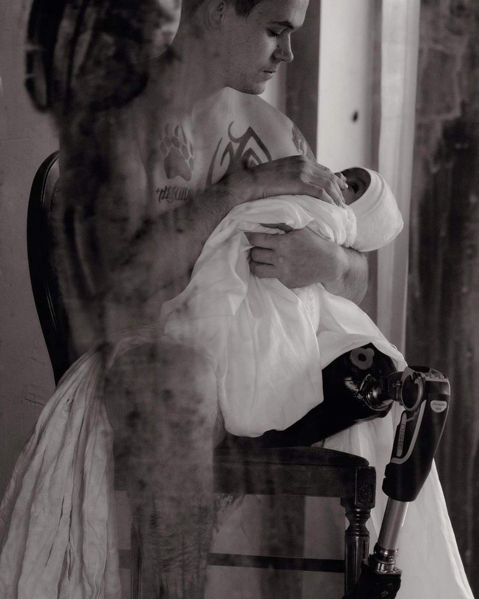 MFA_Ukraine's tweet photo. Serhii lost his leg in the battle near Izium. He holds his son, who was born just recently.

Ukrainian artist Marta Syrko tells the stories of 🇺🇦defenders and their bodies changed by the war through the pictures. She shares a message — all bodies are artworks.
#StandWithUkraine https://t.co/gWnei8Rk2a