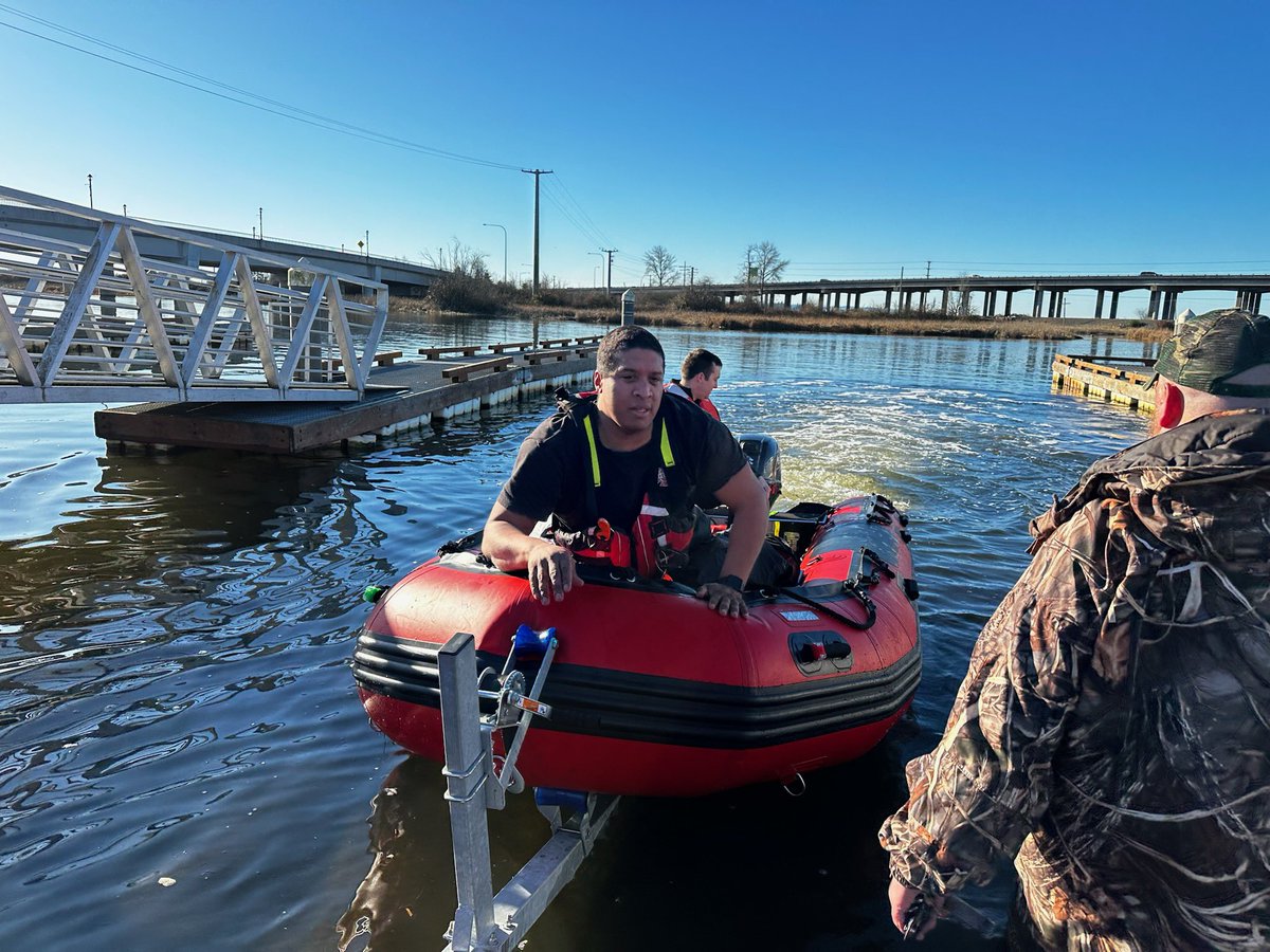 The man was wearing his life jacket and was not injured. Great job by all! 

#ThisIsEverettFire #EverettFire
#WaterRescue #MarineTeam #RescueSwimmer
#Firefighter #Paramedic #EMT
#LifeJacket #SafeBoating