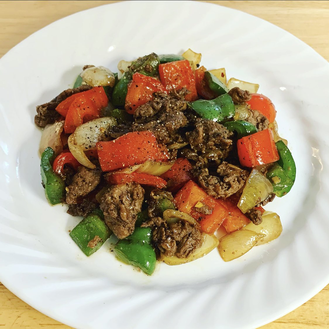 Chynableu's tweet photo. Black pepper ribeye steak with red and green peppers ❄️ https://t.co/o9aRoSoV6Z