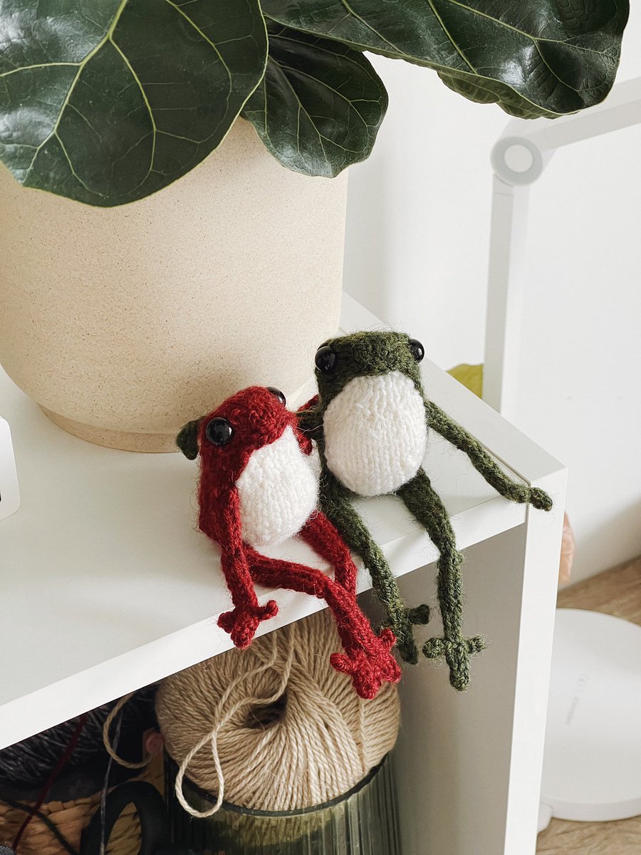 NadiKnits's tweet photo. Frogs in love❤️
#Frog #KnittingTwitter #KnittingPattern #handmadewithlove #pocketfrog #knit https://t.co/dXpaFKMEdv