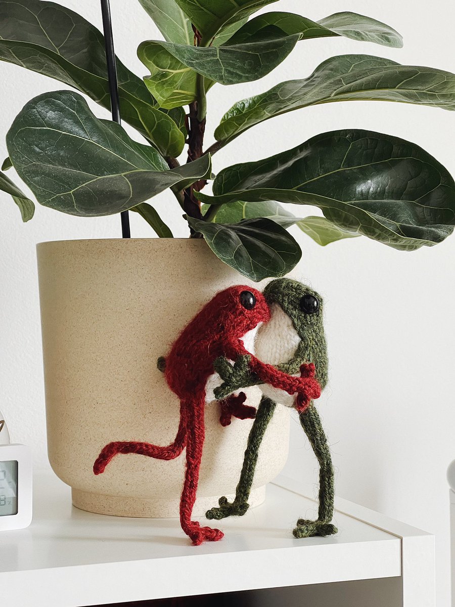 NadiKnits's tweet photo. Frogs in love❤️
#Frog #KnittingTwitter #KnittingPattern #handmadewithlove #pocketfrog #knit https://t.co/dXpaFKMEdv