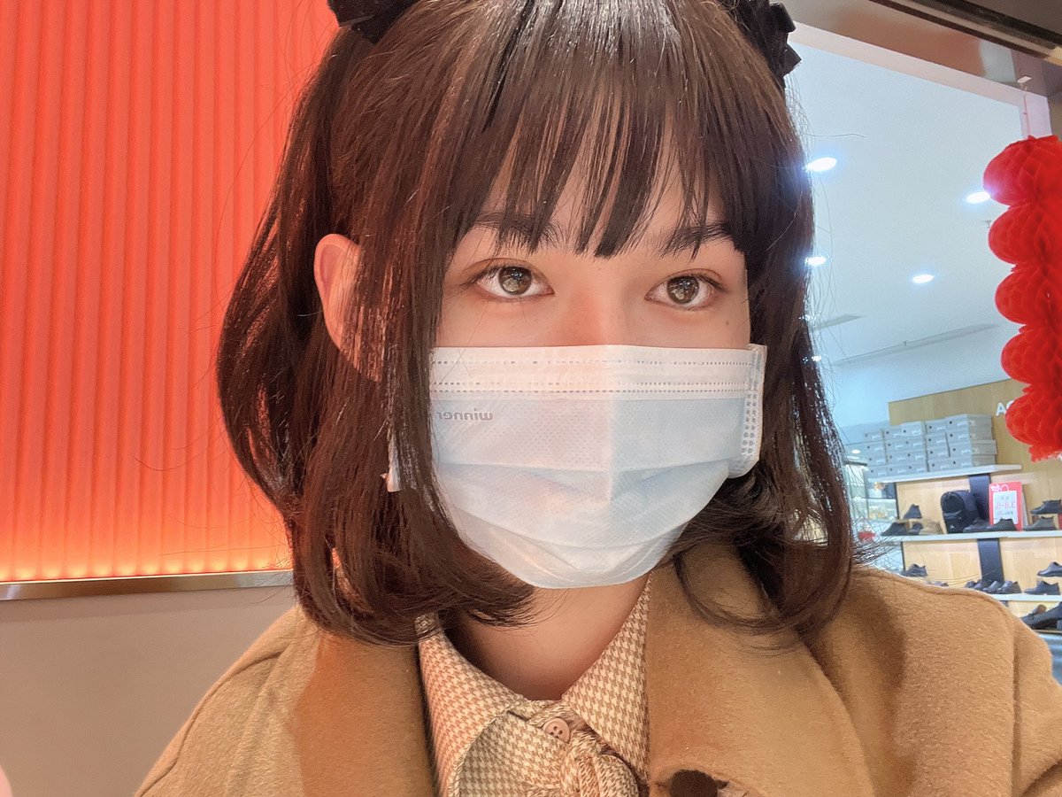现在穿女装出去玩脸皮比较厚了，敢和别人用正常男声讲话什么的（因为不会伪音），被别人发现是男孩子也不care了，只要没有辣到路人的眼睛就行，其实感觉带上口罩还是比较pass的 https://t.co/qZZJRTs5Za