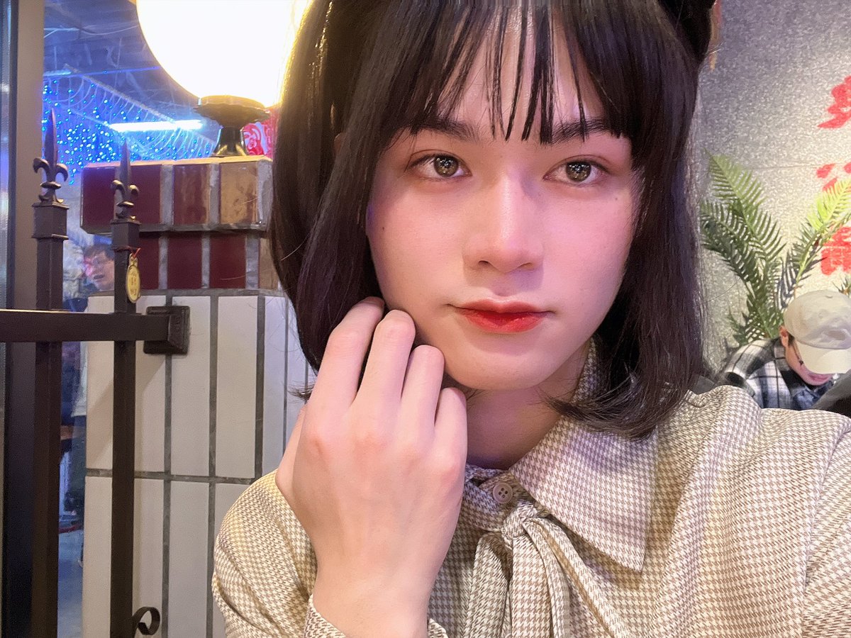 现在穿女装出去玩脸皮比较厚了，敢和别人用正常男声讲话什么的（因为不会伪音），被别人发现是男孩子也不care了，只要没有辣到路人的眼睛就行，其实感觉带上口罩还是比较pass的 https://t.co/qZZJRTs5Za