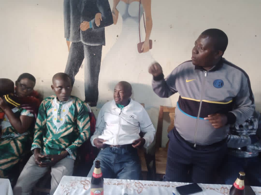 CommuneBusoni's tweet photo. Les habitants de la zone #Gisenyi se sont rencontrés à la colline Marembo pour se souhaiter le nouvel an. L'admicom @Badismas les a conseillés de travailler en commun accord. https://t.co/CQWQptuj7n