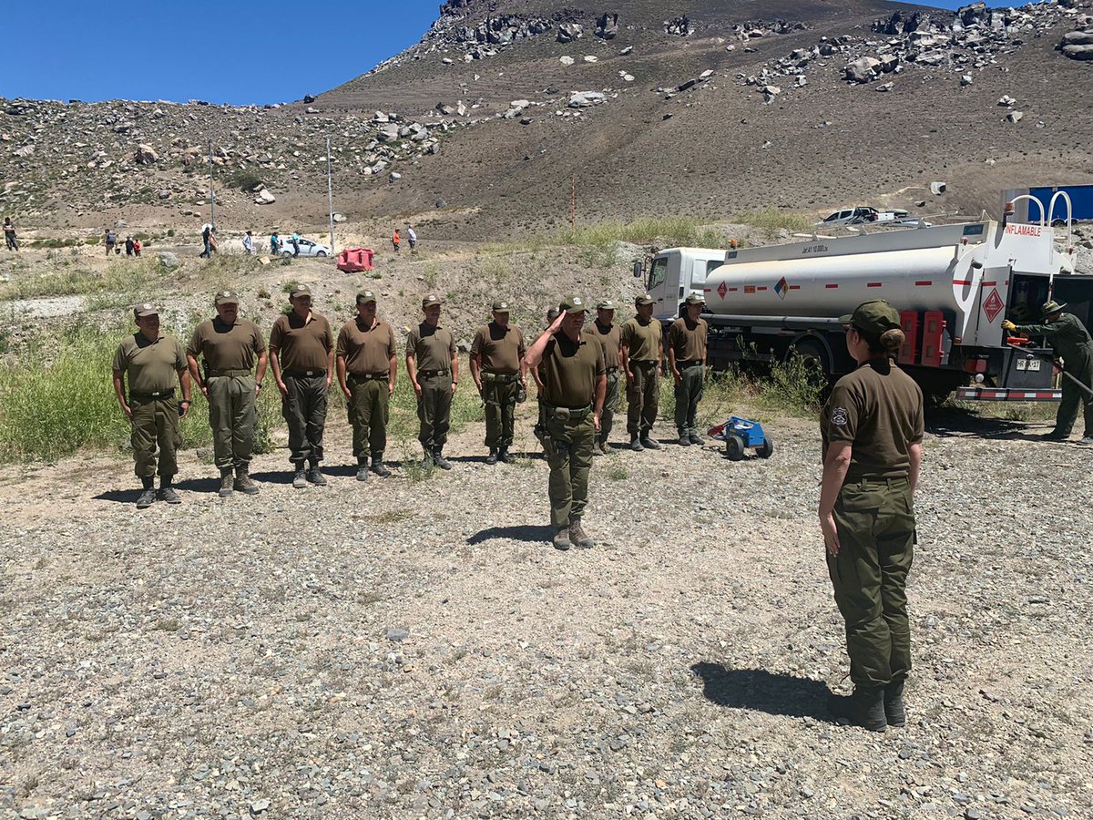 Carab_Maule's tweet photo. Carabineros desarrolla un importante trabajo de soberanía, seguridad y prevención en la Cordillera durante el periodo estival a través de las avanzadas fronterizas. Es por ello que hoy la Prefec. #Talca realizó el relevo de su personal en #PiedrasColoradas y #CabecerasDelGrande. https://t.co/ZIr9rMJiRY