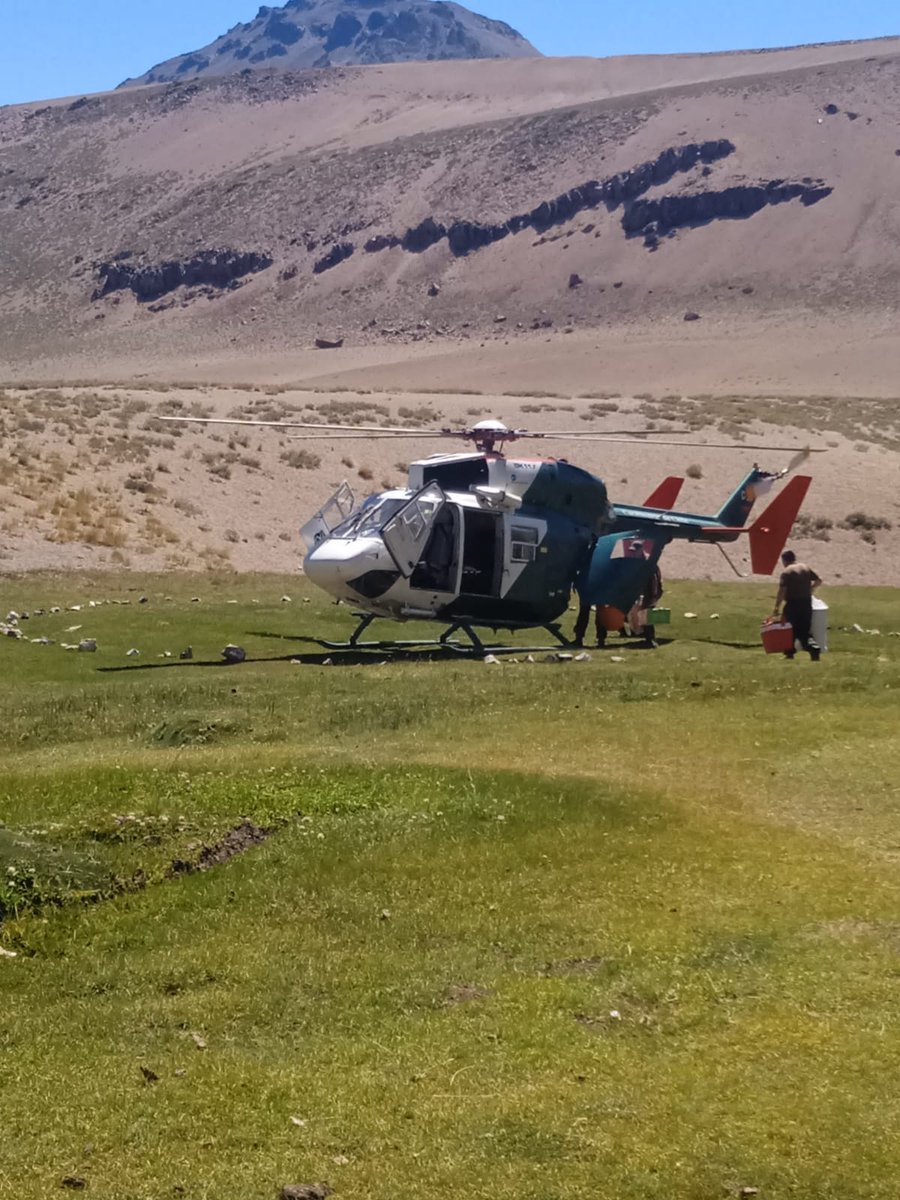 Carab_Maule's tweet photo. Carabineros desarrolla un importante trabajo de soberanía, seguridad y prevención en la Cordillera durante el periodo estival a través de las avanzadas fronterizas. Es por ello que hoy la Prefec. #Talca realizó el relevo de su personal en #PiedrasColoradas y #CabecerasDelGrande. https://t.co/ZIr9rMJiRY