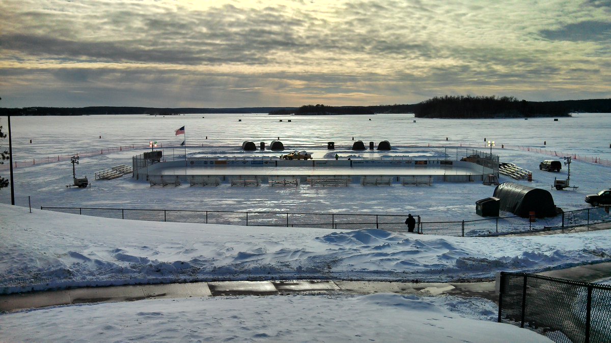 SholomB's tweet photo. @duluthhockey @HockeyDayMN Back when the game was actually played on a lake - the way it was meant to be @GRhockeyHS https://t.co/wHmIIhpiN2