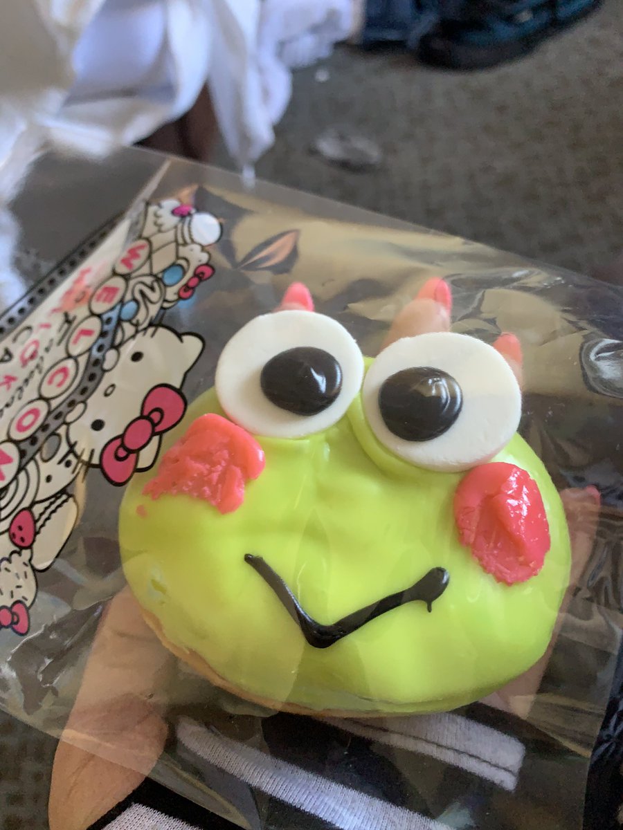 vani_valentine's tweet image. Some self care this morning. 
I finally got that My Melody cupcake I’ve been wanting 💕 #HelloKittyCafe #cupcakes #sanrio