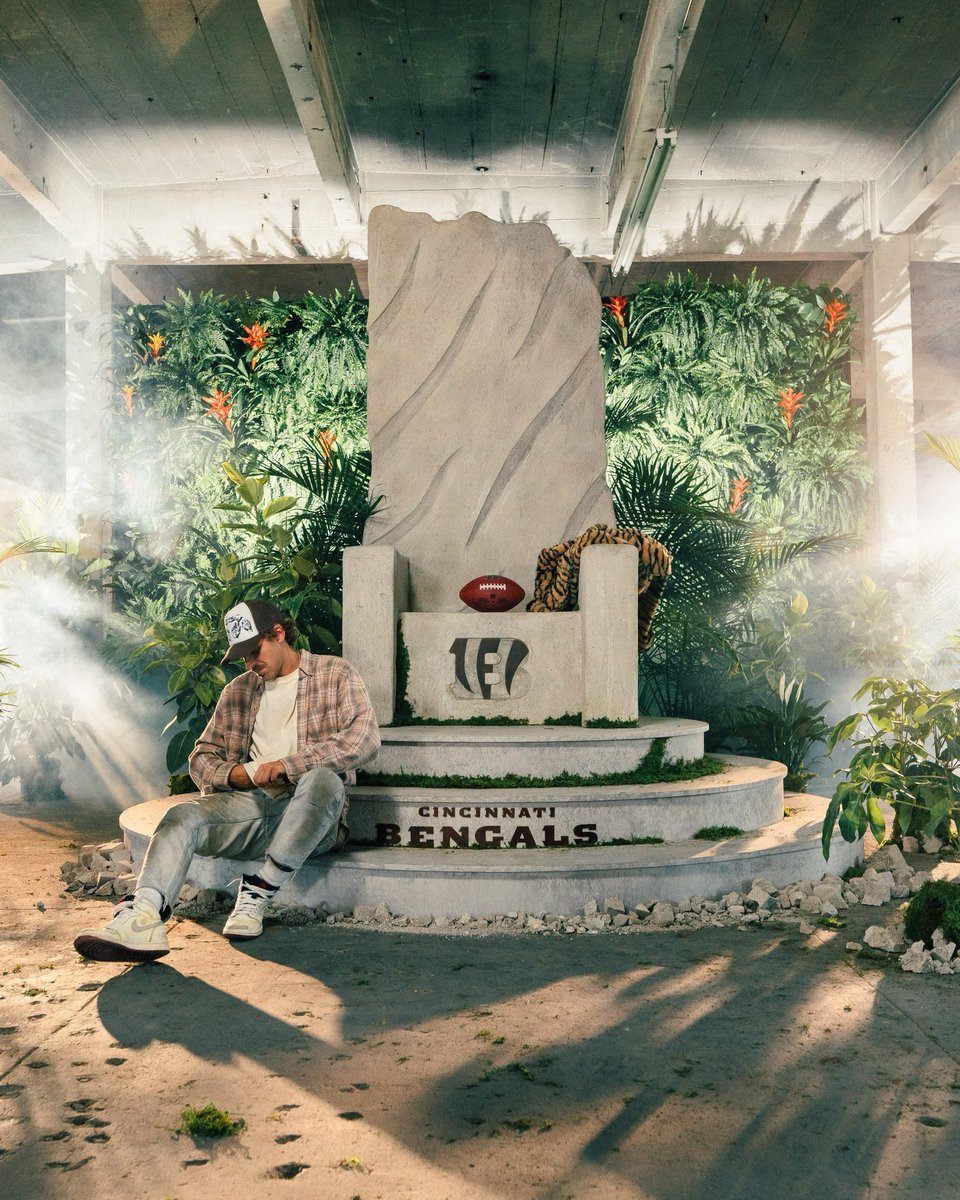 SeanOhio_'s tweet image. A great friend &amp;amp; one of my favorite artists TYP spent a couple months with my team creating this throne for the @Bengals new stripes campaign we produced last season

Knowing if we pulled it off, it could become a pillar of the franchise’s content, so we went all out 

photos 👇