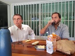 CutFrederico's tweet photo. @desmentindobozo Qual a dificuldade desse jumento em usar um prato adequadamente? https://t.co/mJMvM5mHAH