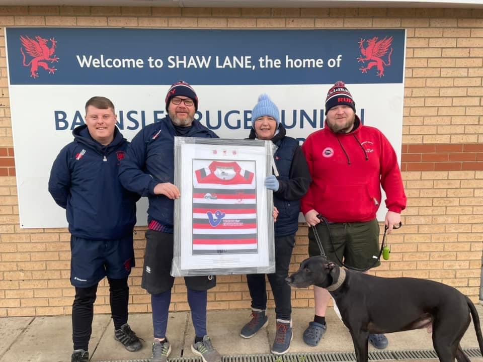 MiniGriffs's tweet image. It was great to see Karen from our sponsor today - thank you to Karen and all @TheEdwinGroup and @VisionForEd
Karen, here with our AGC &amp;amp; @BarnsleyRUFC Hon Sec + 2 coaches was presented with a shirt as a token of our thanks for our sponsors’ ongoing support of our M&amp;amp;Js 
❤️🤍💙🏉🏉