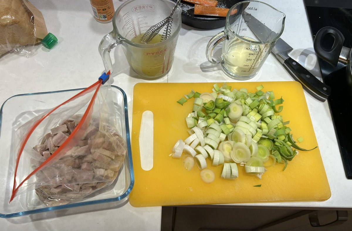 Dad1Cooking's tweet photo. Getting rid of the final Xmas leftovers. Diced turkey, ham and leek pie, a firm family favourite and gobbled up quickly. #familyfun #cookingdad #Cooking #pie https://t.co/knKi0kMpst