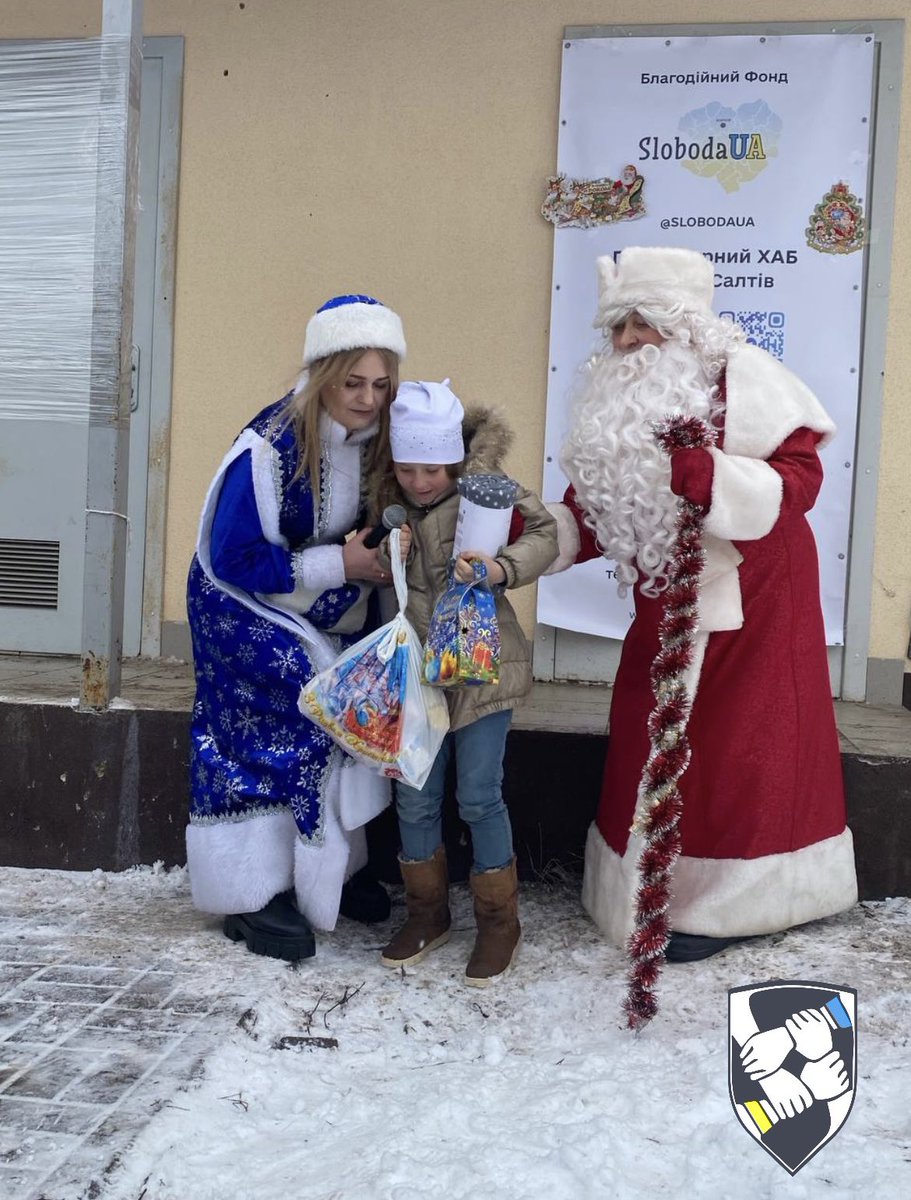 officialgobn's tweet photo. Ще в літку мало хто міг повірити про справжній Новий Рік, з подарунками и вітаннями від дідуся мороза у Старому Салтові, та селах поруч. Тоді ще фронтові населенні пункти потребували євакуацій, води та медицини.
Попереду ще багато праці, але мир і перемога чекає на нас! https://t.co/sTfu4GIVXg