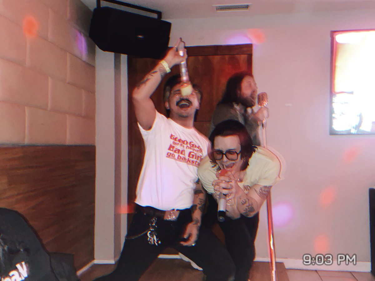 Skate2MyFuneral's tweet photo. Singing Creed btw https://t.co/tqqIMn9rBo