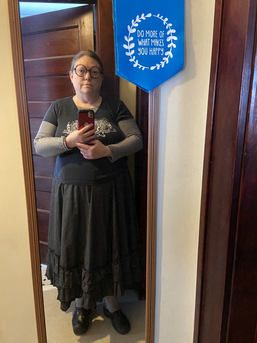 what the wicked queen would wear on her days off tweet media