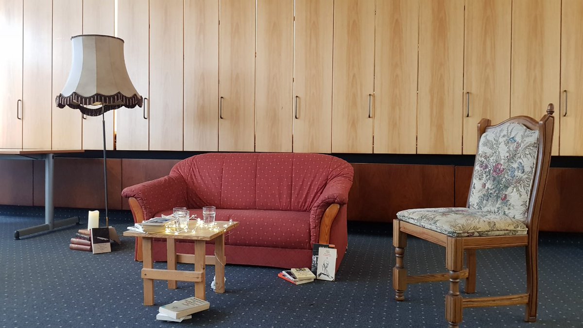 Die Couch ist leer, die Woche zu Ende und wir freuen uns auf den podcast der nächsten Woche - morgen auf podcastanalphabeten.de 🛋️📚💜

#Wochenende #theater #verlag #theaterwissenschaft #podcast