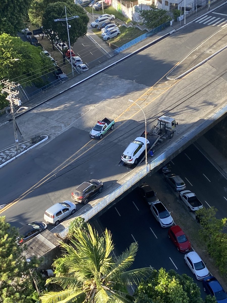 Caroline_matos7's tweet photo. Galera!! Atenção!! Carros que estão no Viaduto do Vale de Nazaré estão sendo rebocados agora!!! @ResenhaBBMP @BA_MeioDia @ECBahia @BamorNovaEra @T_Independente https://t.co/jZuZtmHrPK