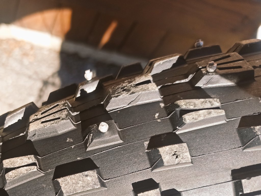 cyclesium's tweet photo. Normalement, quand on a un clou dans le pneu, c'est signe d'une ballade ratée.
Mais quand il y en a plusieurs, ça indique un moment bien fun.
Qui a déjà essayé le vtt sur neige ? https://t.co/uDWPteBeh1