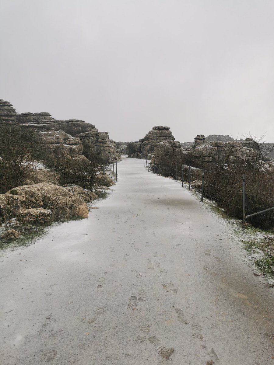 seryi_ad's tweet photo. Un pequeño manto de #nieve se deja ver en la tarde de hoy en el @TorcalAntequera #Antequera. https://t.co/7VlQvobPbG