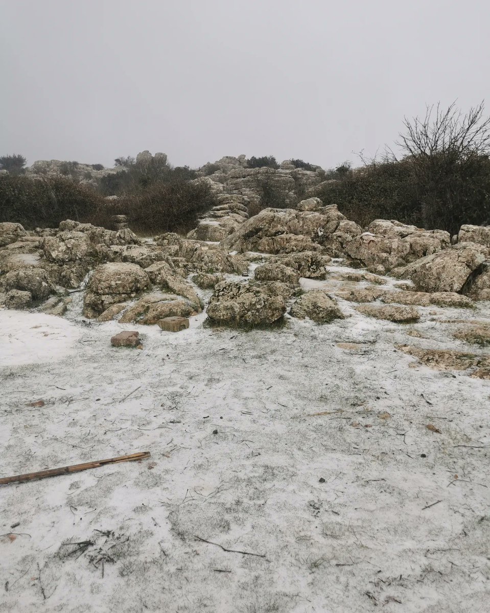 seryi_ad's tweet photo. Un pequeño manto de #nieve se deja ver en la tarde de hoy en el @TorcalAntequera #Antequera. https://t.co/7VlQvobPbG