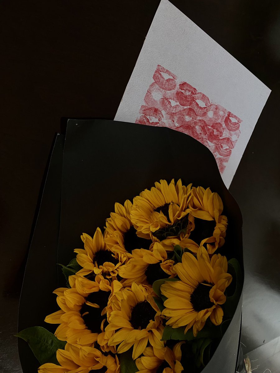 Mi novia me regaló unas flores y un detallito que ella misma hizo, que bonito se siente🥹❤️