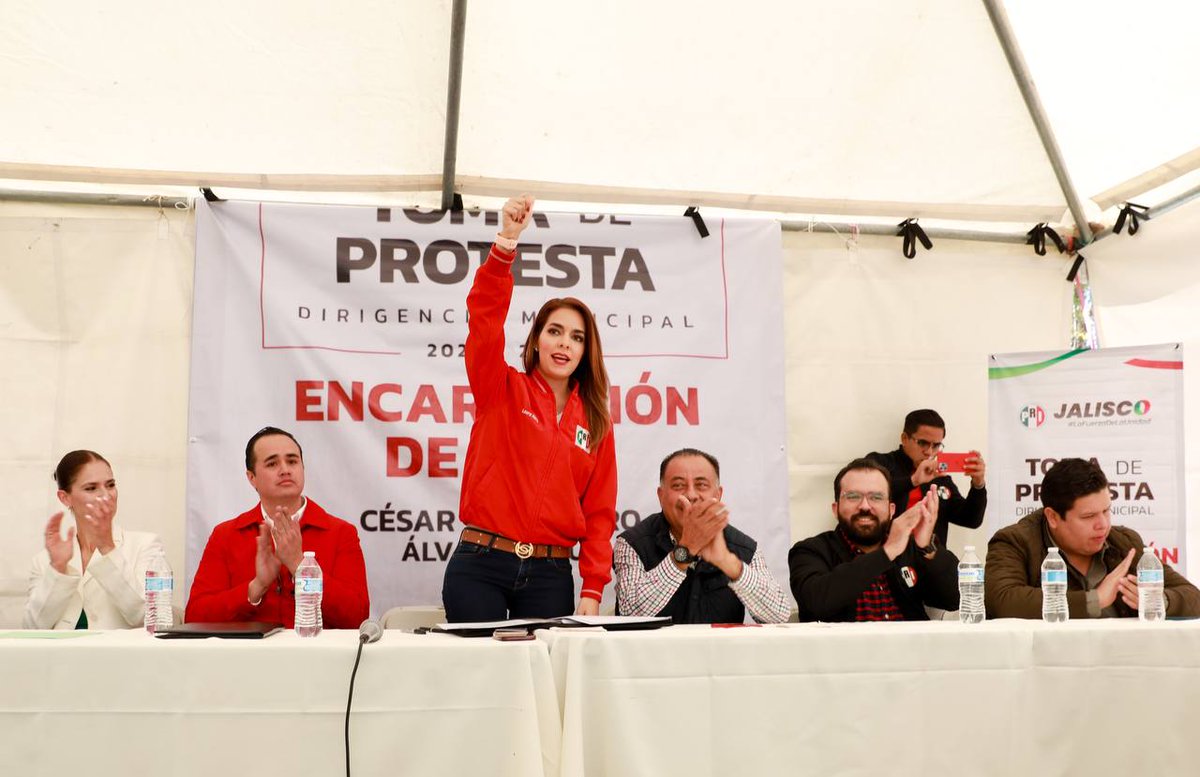 LauHaro's tweet photo. ¡En todo Jalisco hay #RenovaciónEnMarcha con los nuevos dirigentes municipales del PRI

Felicito a César Álvarez y Verónica Beltrán, el nuevo presidente y la nueva secretaria del PRI en Encarnación de Díaz; la militancia reconoce su liderazgo, valía y trayectoria. ¡Mucho éxito! https://t.co/rNFTVeEJRn