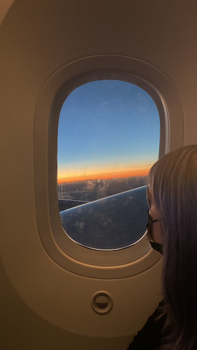 patishooo's tweet photo. Ella está enamorada del amanecer y yo estoy enamorado de ella https://t.co/z27gegLDEK