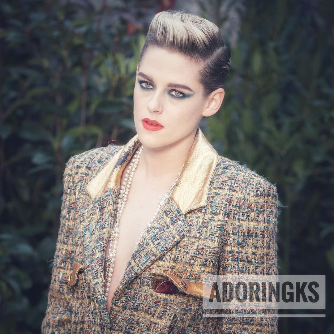 AdoringKS's tweet photo. #kristenstewart #chanel #hcss19 #fashionweek #throwback π https://t.co/xrhUvWtyR9 https://t.co/Q6WFW5rMmz