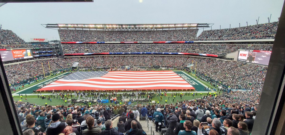 DrLeeBrainSurg's tweet photo. Today the red hats are out again ready to protect our players. #FlyEaglesFly The only problem is that the #49ers fans are wearing red hats. Pray for limited injuries, no concussions and a great game. #litbrain @PennNSG @PennMedicine https://t.co/C5h81c63Nx