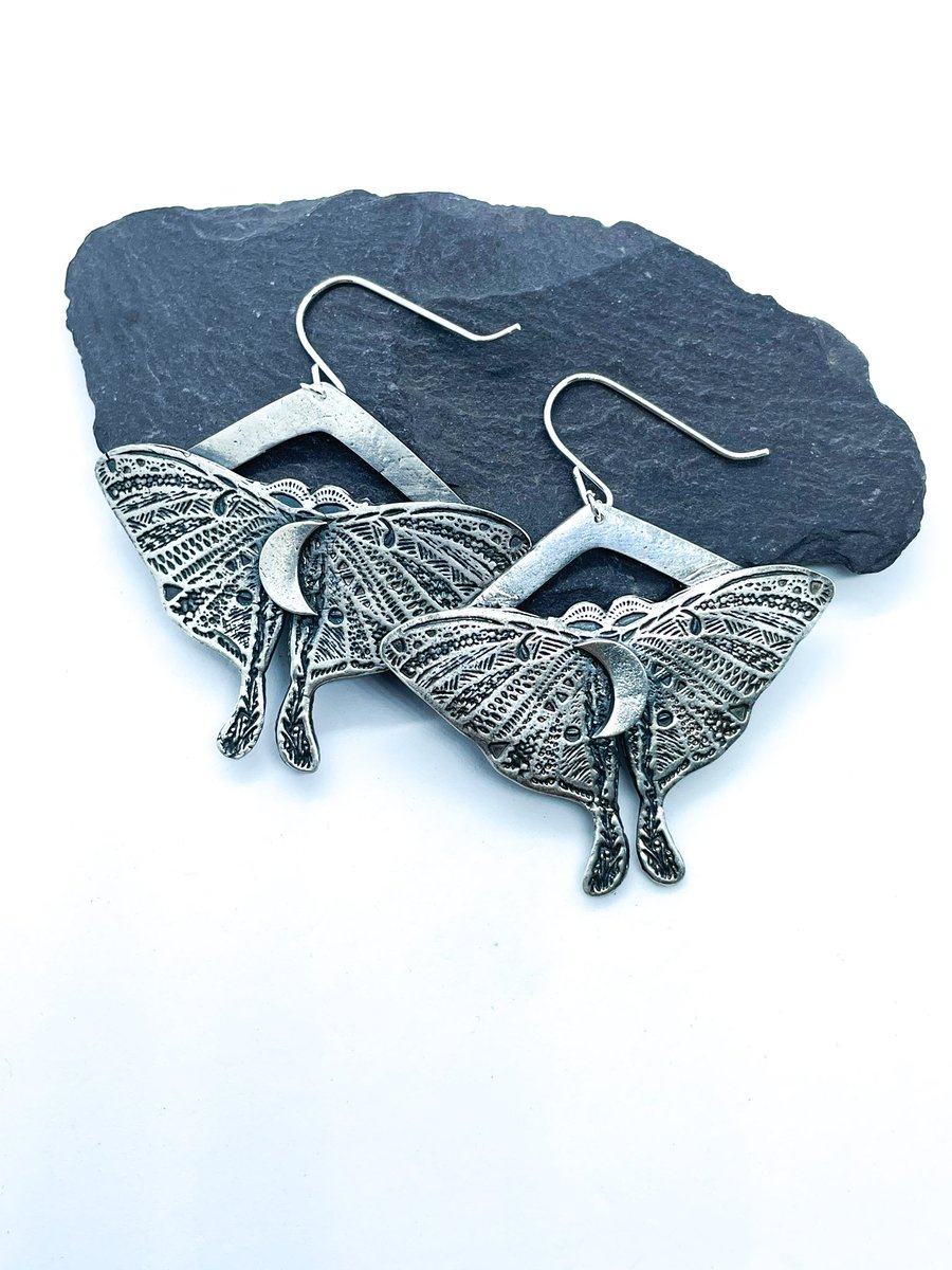 New Luna moth earrings have fluttered into the shop
silkpurseguild.com/product/statem…
#handmadehour #shopindie #Earrings #giftsforher #shopontwitter #craftbizparty