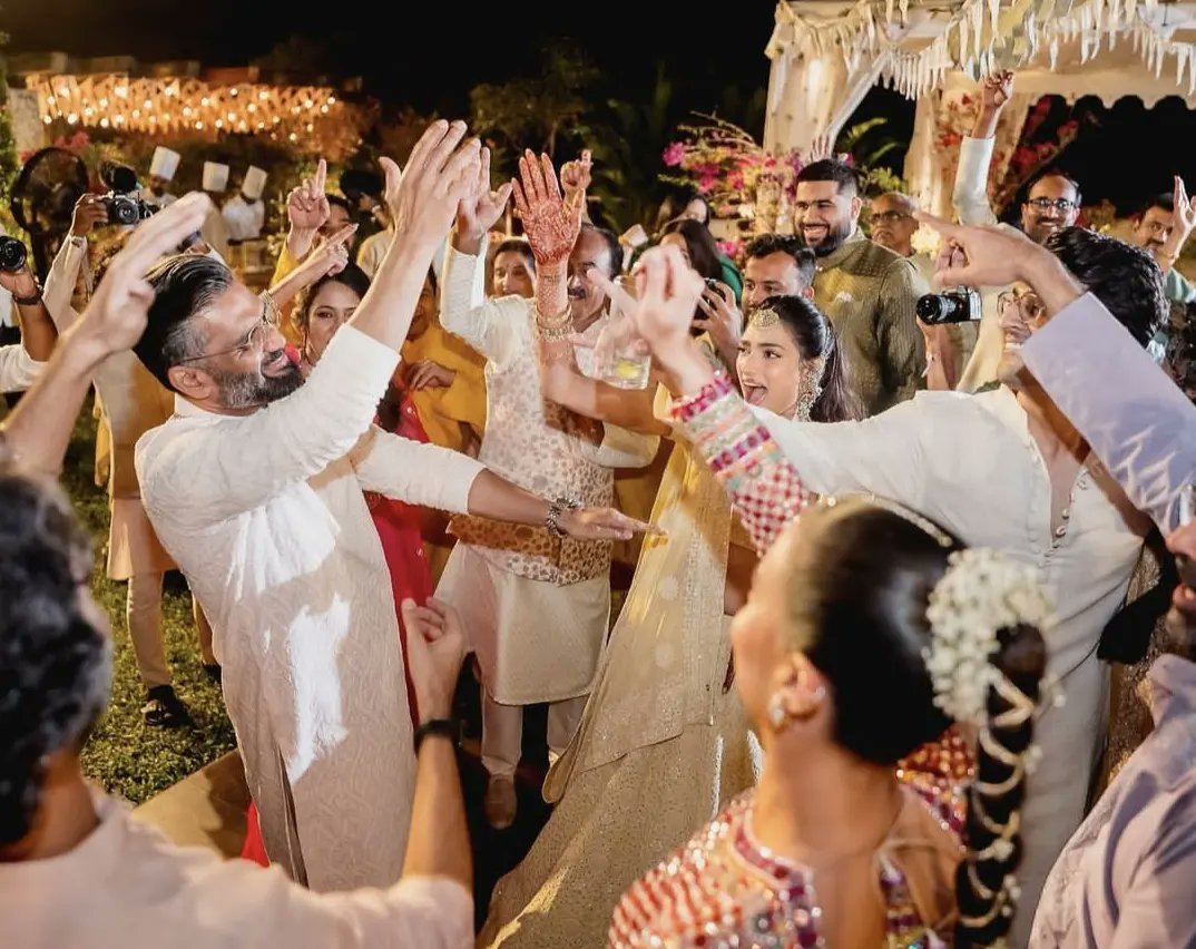 oneindiagujarat's tweet photo. KL રાહુલ અને આથિયા શેટ્ટીની મહેંદી સેરેમની અને પાર્ટી પછીની તસવીરો બહાર આવી
#AthiyaShetty #klrahul #mehandiceremony  #AthiyaShettyKLRahul #bollywood https://t.co/wBOUlIL4fQ