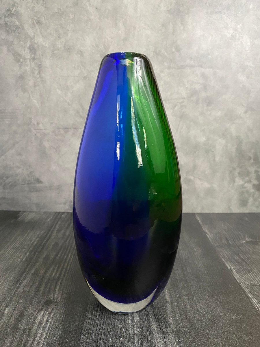 Stunning piece of art glass. 1970s Gorgeous Blue and Green Murano Art Glass Vase by Flavio Poli for Seguso. Made in Italy. etsy.me/3kUuaaY
#murano #flavioPoli #muranoglass #artglass #midcenturydecor #homedecor #interiordesign