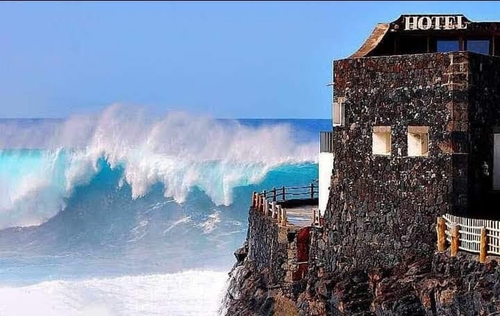 Hotel Puntagrande, el único crucero del mundo que no necesita motor para sentir las olas, súbete a la suite del hotel más pequeño del mundo y encarga el nuevo menú por Emil Máster Chef. New menú coming soon. #hotelpuntagrande #MasterChef #sostenibilidad