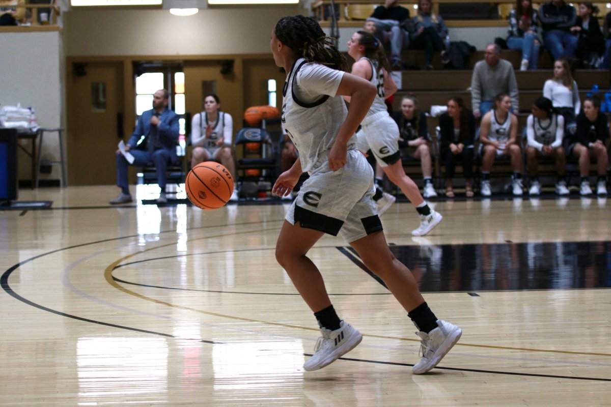 With that point Tre'Zure Jobe has become the fifth member of the @LadyHorentWBB 1900 point club. #StingersUp