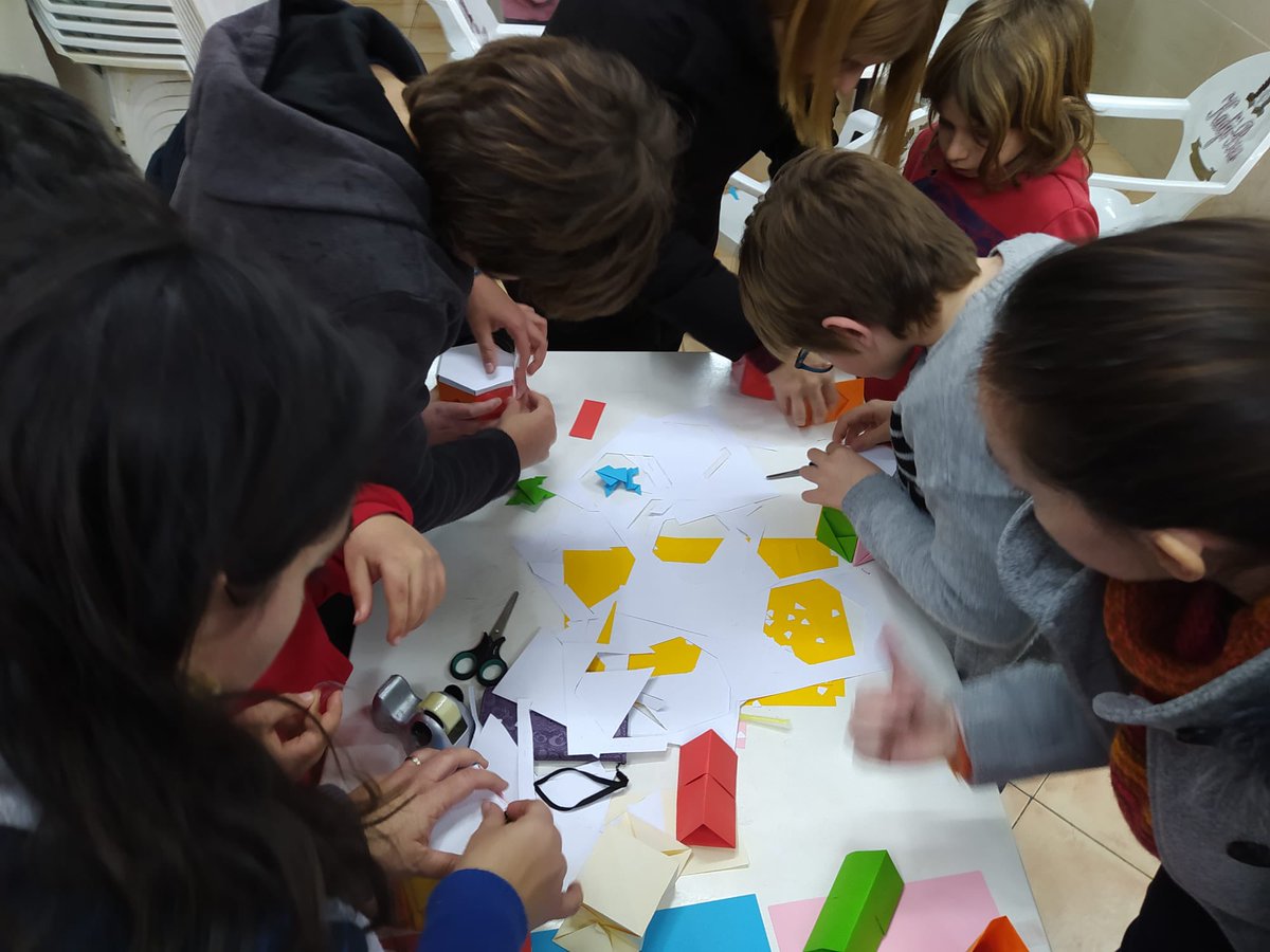 FallaPlazaJesus's tweet photo. Hui els nostres infantils han gaudit d'una vesprada molt divertida inaugurant les activitats relacionades amb el nostre projecte #infinitats
Papiroflexia, berenar i moltes coses més!💃🏻✉️✂️
#infantils #fpj #projectes #paper #papiroflexia https://t.co/weQGHh7iFA