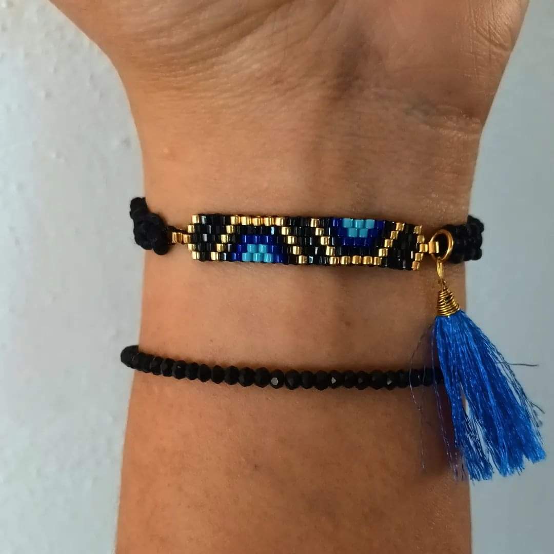 El negro siempre va bien con todo!!

#miyukibeads #miyukidelica #peyotebracelet #coquetaatbisuteria #hechoenmexico🇲🇽