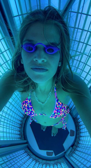 went to the tanning bed my first time https://t.co/KlgFeShvEU