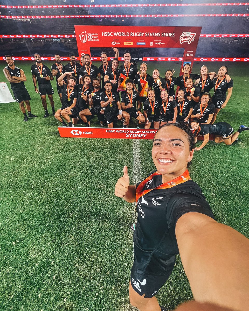 allblack7s's tweet photo. That’s our team!🥇🖤

@staceyfluhler with the 🤳

#Sydney7s | #HSBC7s https://t.co/oCaCfOrqiZ