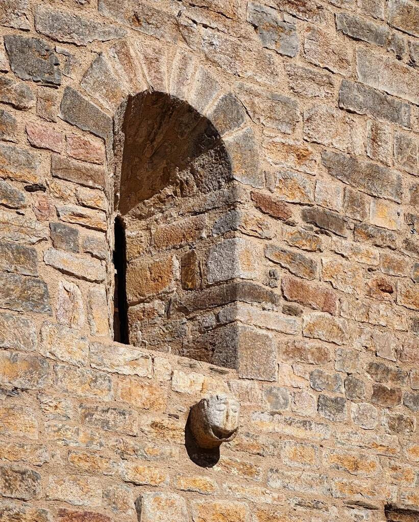 ma_aguilo's tweet photo. 🎭
.
#all #cerdanya #puigcerda #romanico #architecture https://t.co/3XXRqkyBPS https://t.co/U7WVz8tQJc