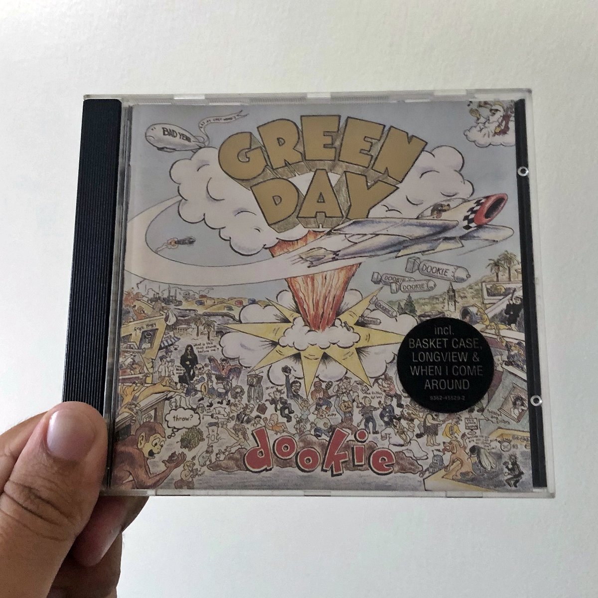 Há 29 anos, o Green Day lançava “Dookie”, seu 3º disco de estúdio. Primeiro da banda a realmente fazer sucesso, o álbum traz destaques como “Basket Case”, “When I Come Around”, “Longview”, “Welcome to Paradise” e “She”.

Qual a sua música favorita desse disco?