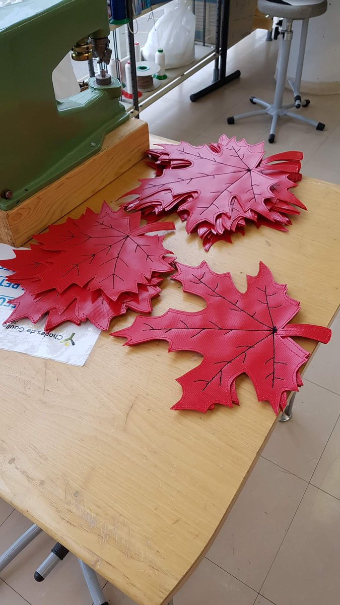 CDG_Sete's tweet photo. Opera Romeo et Juliette projet du Labopera occitanie.Les élèves de la filière cuir, sellerie garnissage, cousent et patinent les feuilles de sycomore du jardin de Juliette !#labopera #romeoetjuliette 
#laboperaoccitaniemediterranee #rdvle10juinaunarbonnearena 
@34Dsden https://t.co/enGEpFUFYV