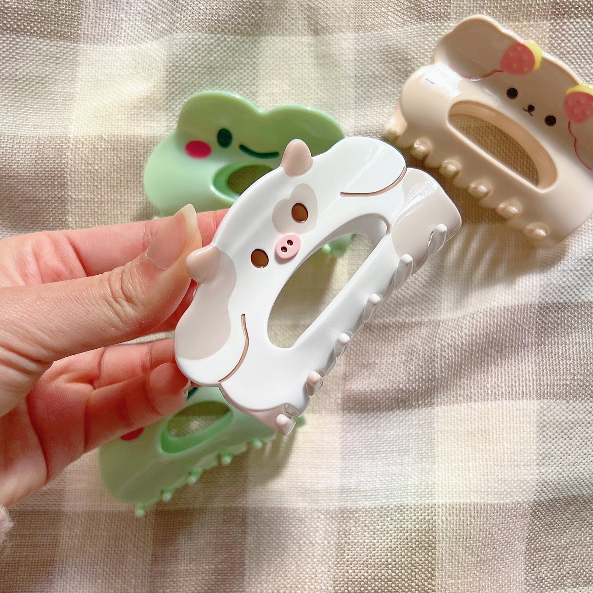 illusbyjo's tweet photo. I’ve been so bad about updating here but froggie and cow claw clippies have arrived! 🫶 https://t.co/lk9MyWsBCZ
