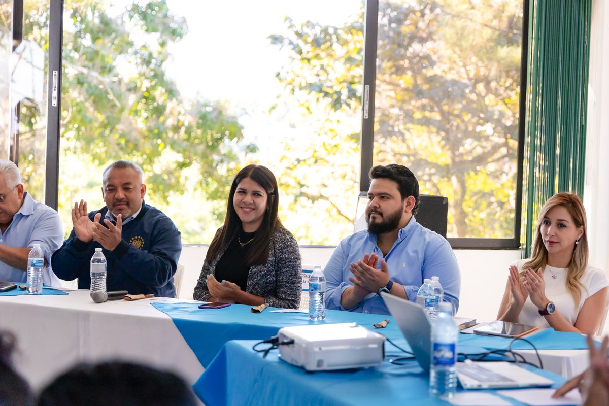RaymondFVA's tweet photo. Una mañana con liderazgos de @nuevasideas en San Salvador. Lindo ver todo lo que se ha caminado desde aquellos días que teníamos todo en contra. Ahora tenemos excelentes diputados y concejales  @Elisa_Rosalesv @EfrainGuatemal @frangaray @MonicaFuentesSV ¡gracias, amigos! https://t.co/UubHLNZetA