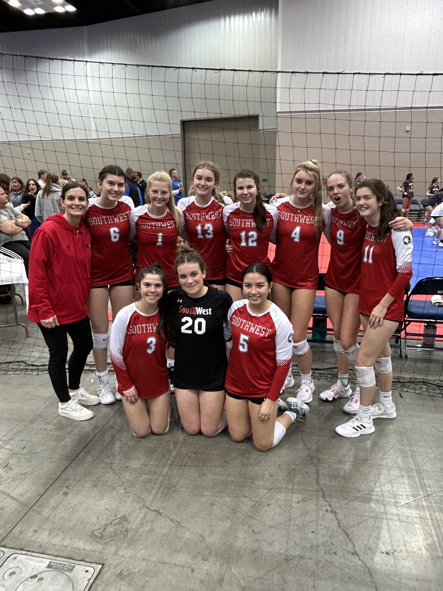 Exciting weekend at the Central Zone Tournament in Indy, ending with 3rd in Gold!! Love spending time with my teammates and family❤️🏐