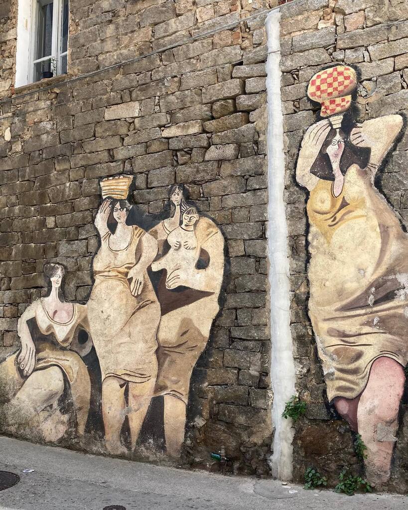 Un luogo identificabile con poche foto!
Ecco uno dei tanti murales di #Orgosolo realizzato dall’artista Francesco Del Casino.

Il paese della Barbagia si caratterizza per la presenza di numerosi murales a tema sociale e politico.

#orgosolo #unsardoingir… instagr.am/p/CoAya8TNhaS/