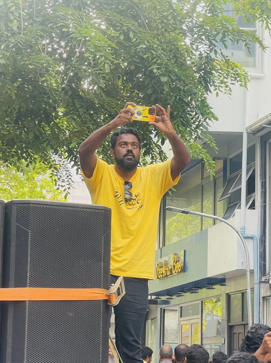 AlaikaAyesh's tweet photo. ރައީސް @MohamedNasheed ހަޤީޤީ ރަނިން މޭޓް @Simwarr. ރައީސް ނަޝީދުގެ ފަހަތުން ދުވެލަ ދުވެލާ ހަމަ ކޮންމެ މޫވްމަންޓެއް ކެޕްޗަރކޮށް ލައިވް އަޕްޑޭޓްސް އާންމުންނަށް ގެނެސް ދިނުމުގަ ސިމްގެ ކުރި ހިތްވަރު ޓީވީ ޗެނަލަކަށްވުރެ ވެސް ގަދަ 💛💪💛 https://t.co/0CJNoFg9r1