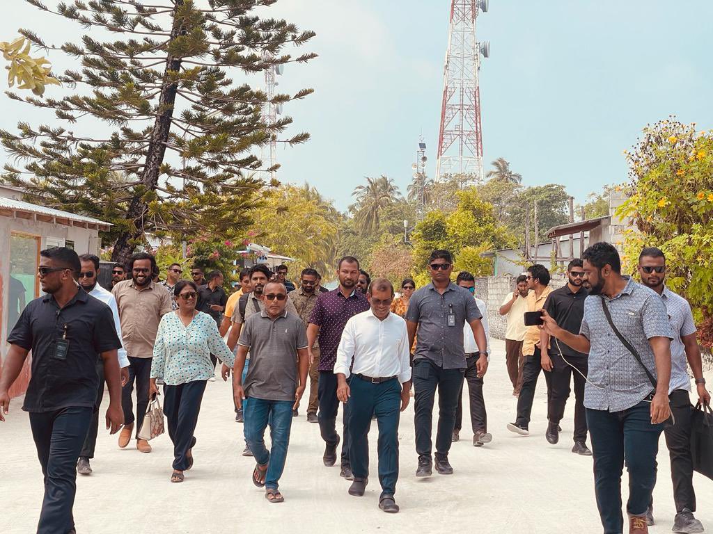 AlaikaAyesh's tweet photo. ރައީސް @MohamedNasheed ހަޤީޤީ ރަނިން މޭޓް @Simwarr. ރައީސް ނަޝީދުގެ ފަހަތުން ދުވެލަ ދުވެލާ ހަމަ ކޮންމެ މޫވްމަންޓެއް ކެޕްޗަރކޮށް ލައިވް އަޕްޑޭޓްސް އާންމުންނަށް ގެނެސް ދިނުމުގަ ސިމްގެ ކުރި ހިތްވަރު ޓީވީ ޗެނަލަކަށްވުރެ ވެސް ގަދަ 💛💪💛 https://t.co/0CJNoFg9r1