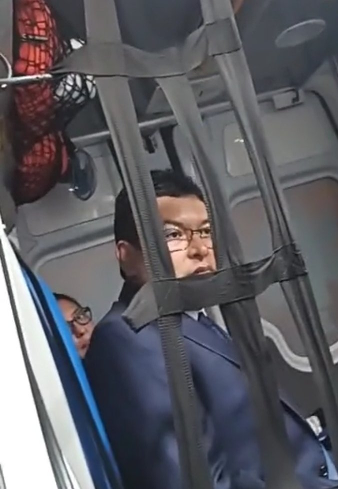 dardo_noticias's tweet photo. 🏴🎯 Todos pensábamos que era un fiscal pero no, era Aurelio Orellana Vicuña, presidente de Es Salud.
¿ Por qué ingresa como un delincuente rankeado al hospital Grau?
¿por qué o de quién se esconde?
@EsSaludPeru debe explicar
#TerrorismoDeEstado https://t.co/x0qMDbD4lU